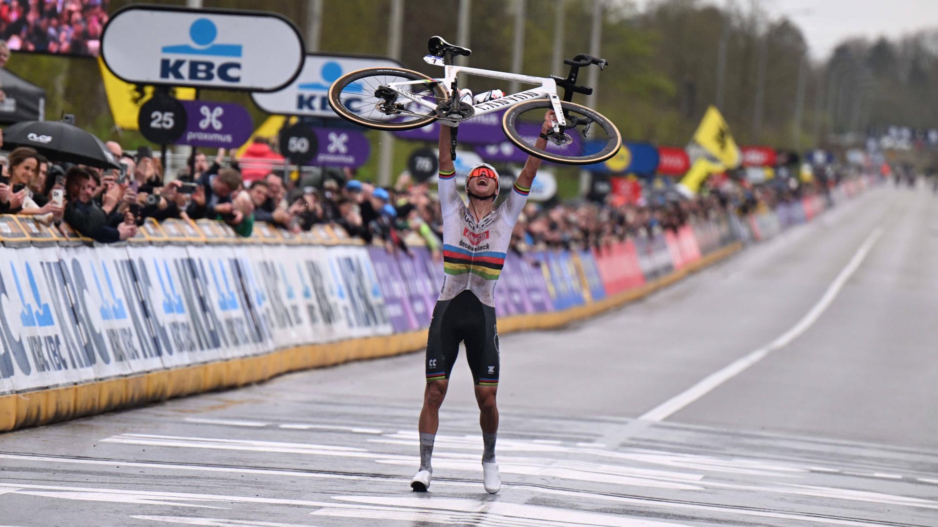 Sieger Mathieu van der Poel streckt im Ziel der Flandern-Rundfahrt sein Fahrrad in die Luft.