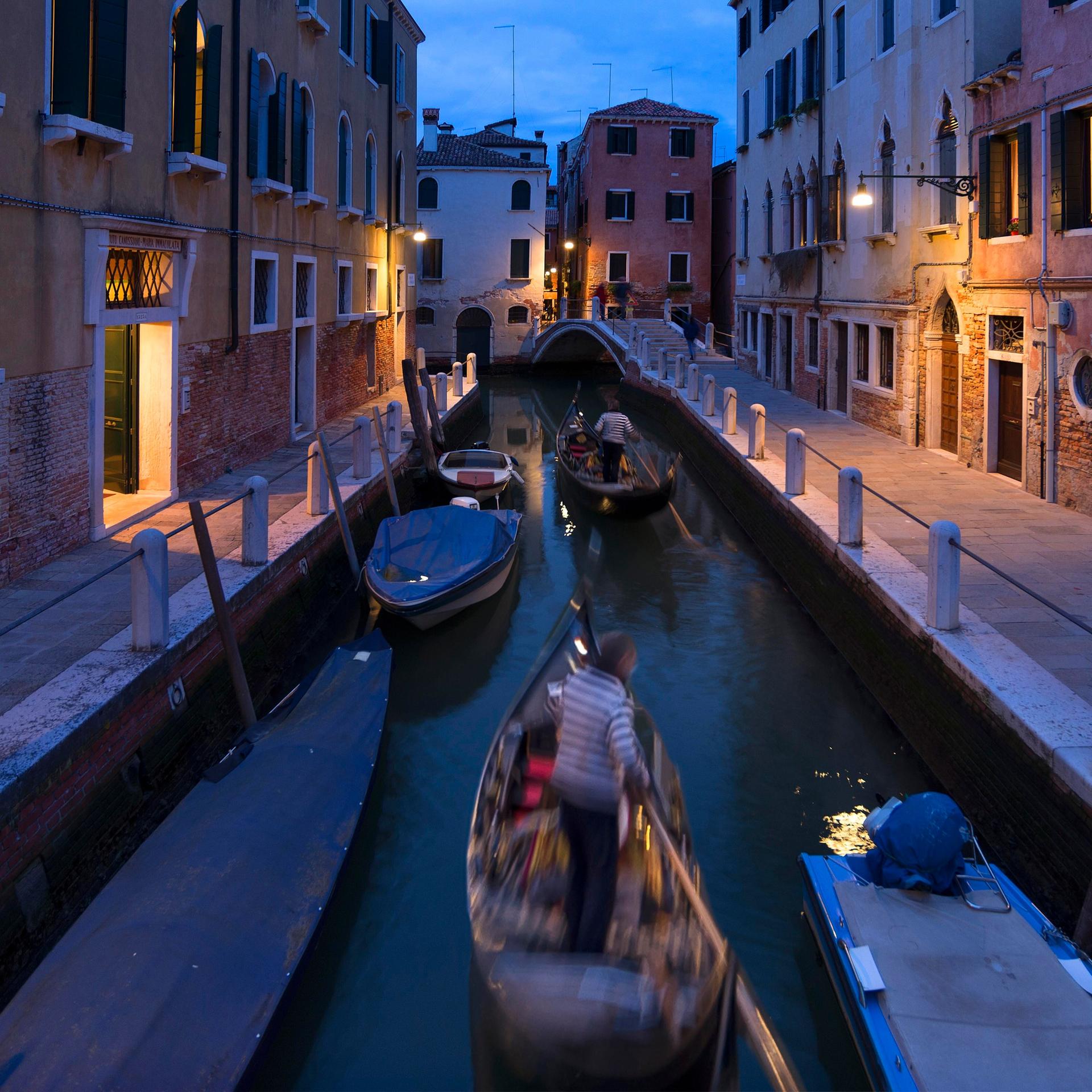 John Banville: „Schatten der Gondeln“ – Düstere Gemächer und Verwirrspiele in Venedig