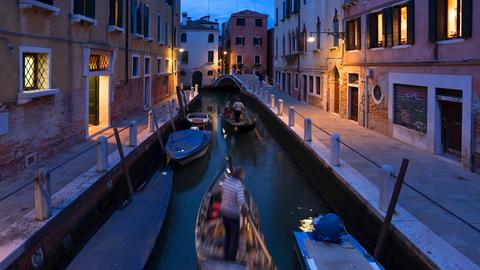 Gondeln am Abend in einem Seitenkanal im Stadtteil Dorsoduro in Vendig.