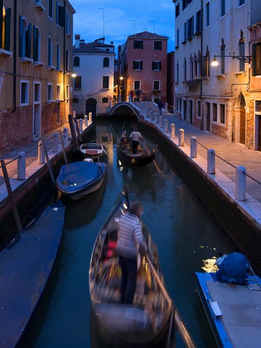 Gondeln am Abend in einem Seitenkanal im Stadtteil Dorsoduro in Vendig. Gondeln am Abend in einem Seitenkanal im Stadtteil Dorsoduro in Vendig.