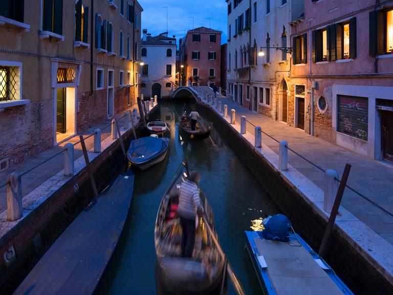 Gondeln am Abend in einem Seitenkanal im Stadtteil Dorsoduro in Vendig. Gondeln am Abend in einem Seitenkanal im Stadtteil Dorsoduro in Vendig.