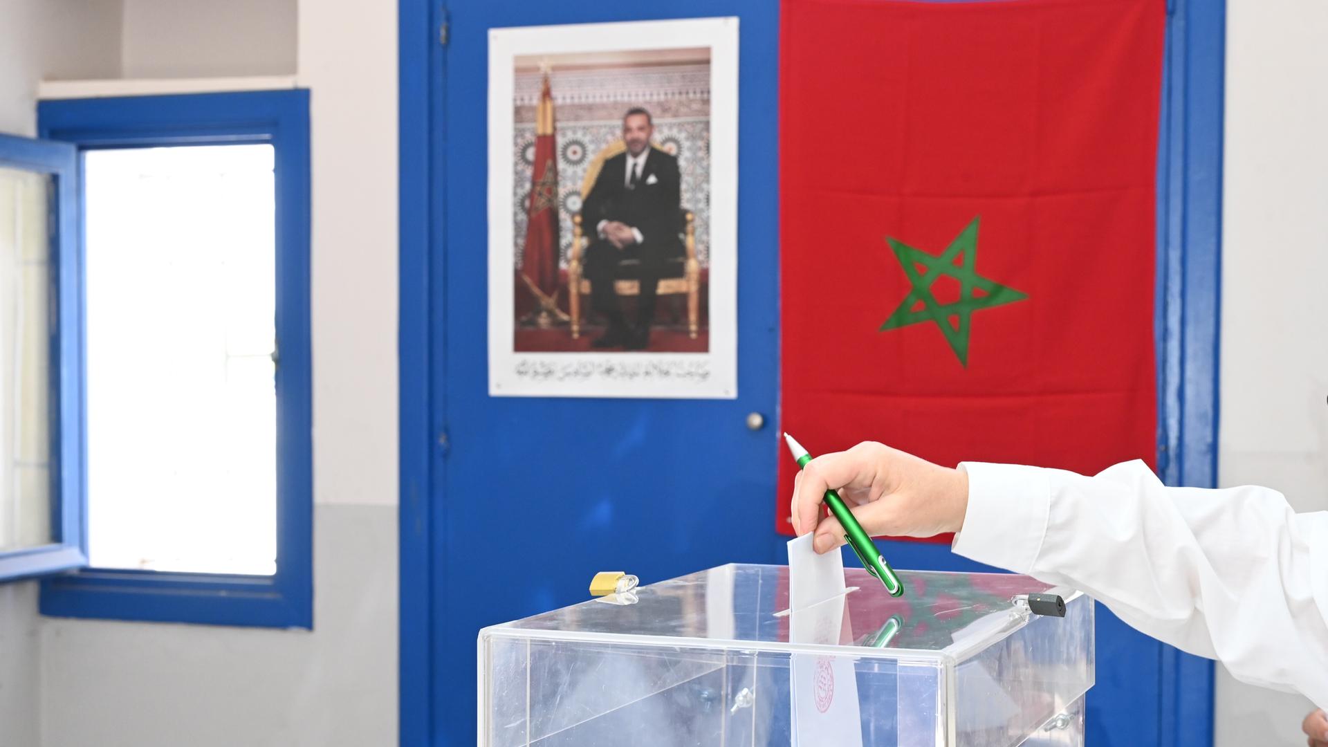 Ein Wähler gibt in einem Wahllokal in Rabat, Marokko, seine Stimme ab (Foto vom 23. September 2026). Ein Wähler gibt in einem Wahllokal in Rabat, Marokko, seine Stimme ab (Foto vom 23. September 2026).