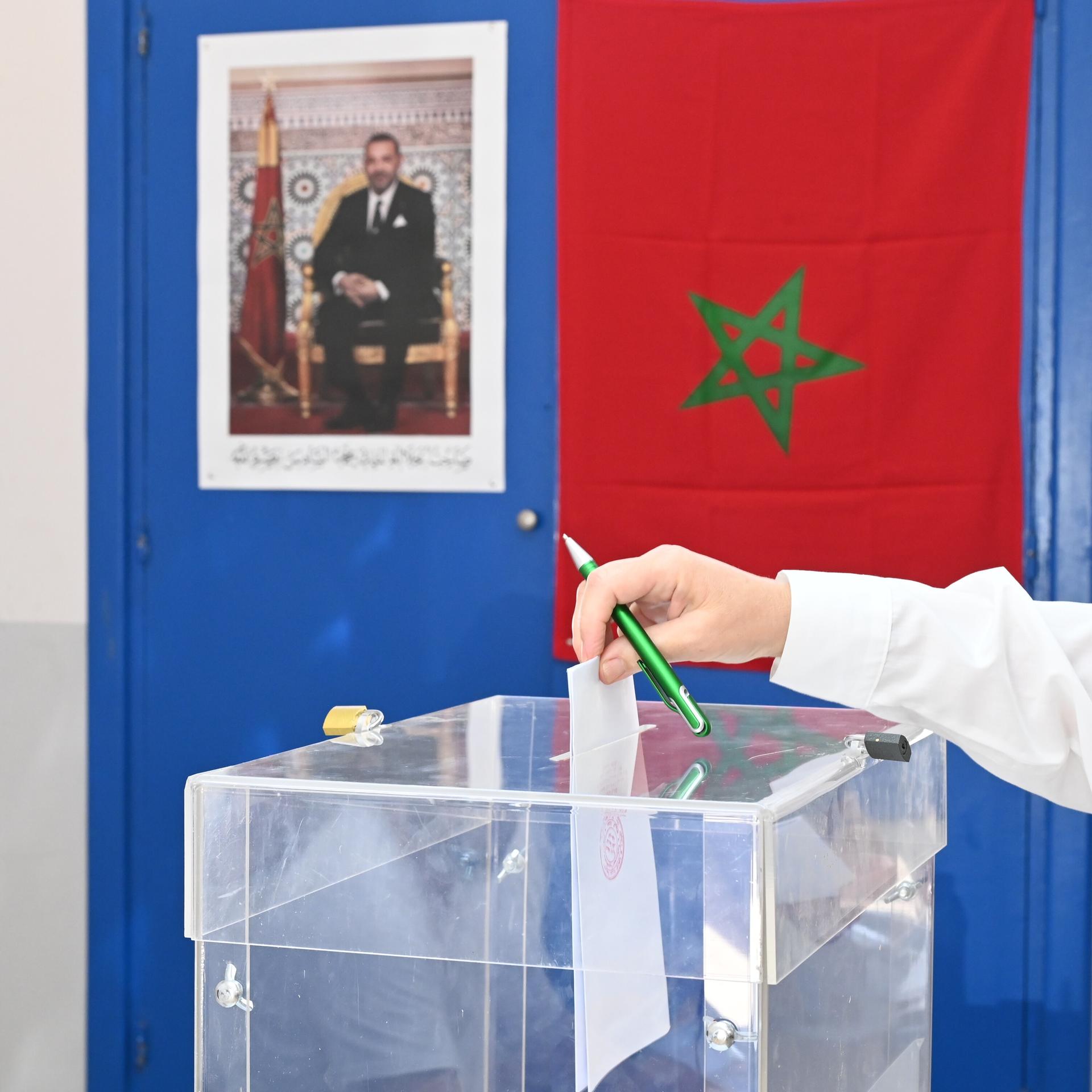Ein Wähler gibt in einem Wahllokal in Rabat, Marokko, seine Stimme ab (Foto vom 23. September 2026). 
