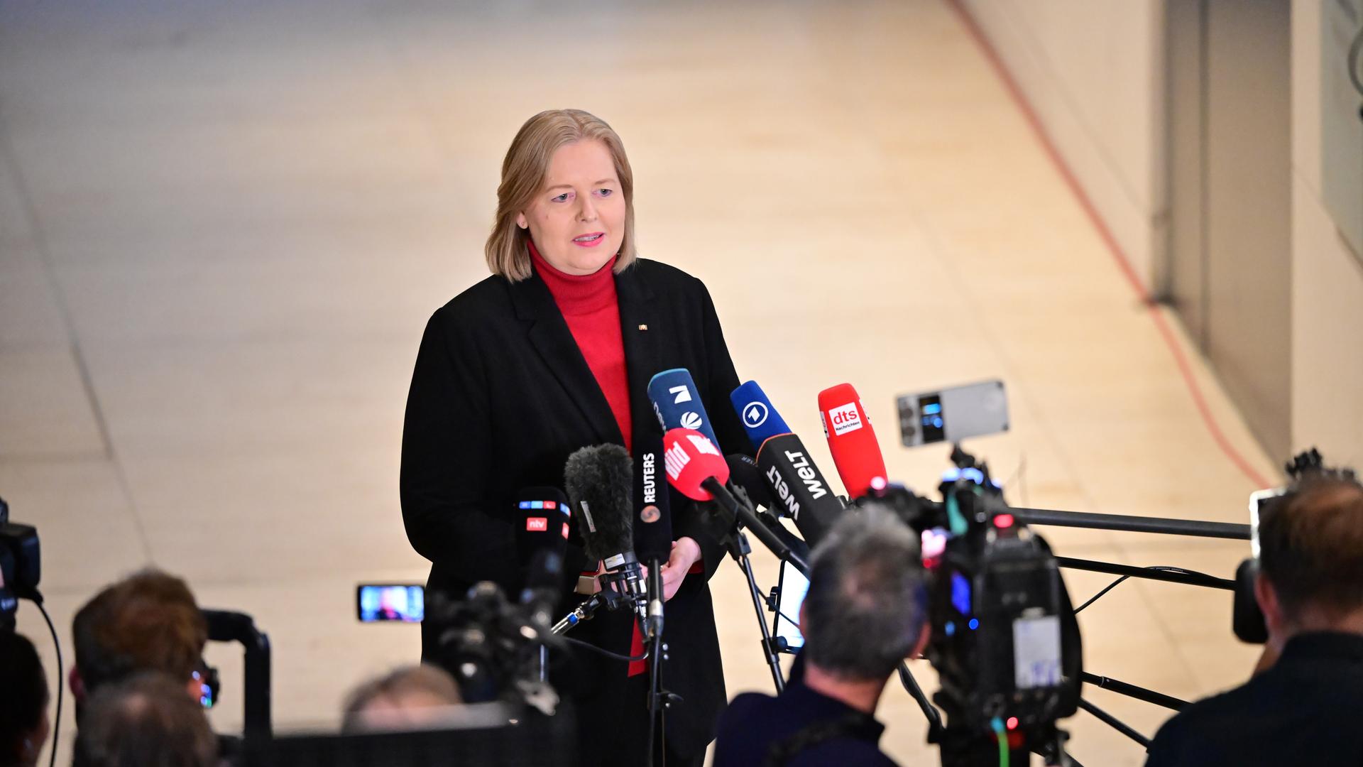 Bärbel Bas (SPD), Bundesministerin für Arbeit und Soziales, gibt ein Statement im Bundestag zu den Ergebnissen der Abstimmung. 