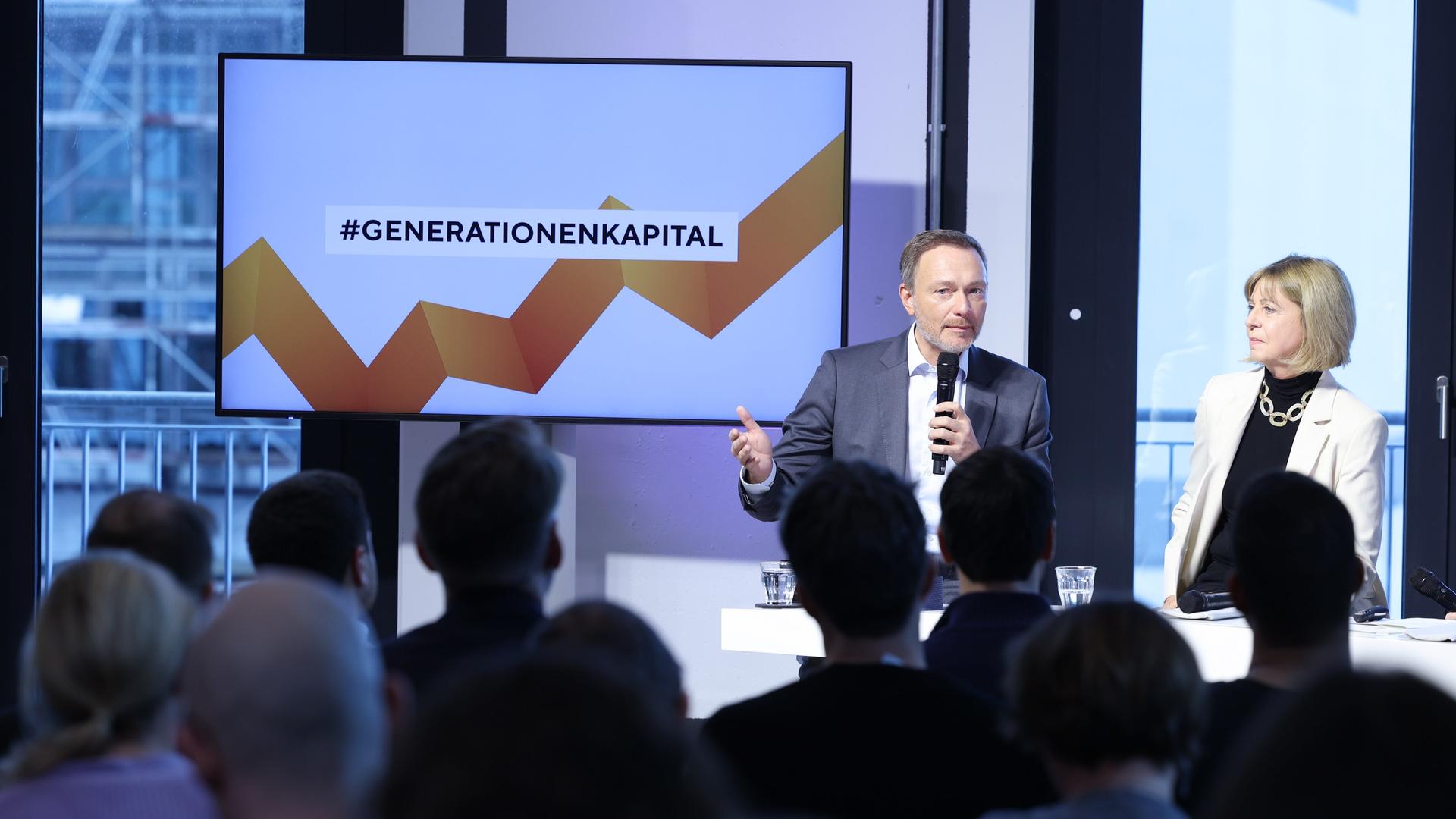 Bundesfinanzminister Lindner und Anja Mikus, CEO KENFO, nehmen an einer Townhall-Veranstaltung im Co-Working-Space WeWork zum Thema #Generationenkapital teil.