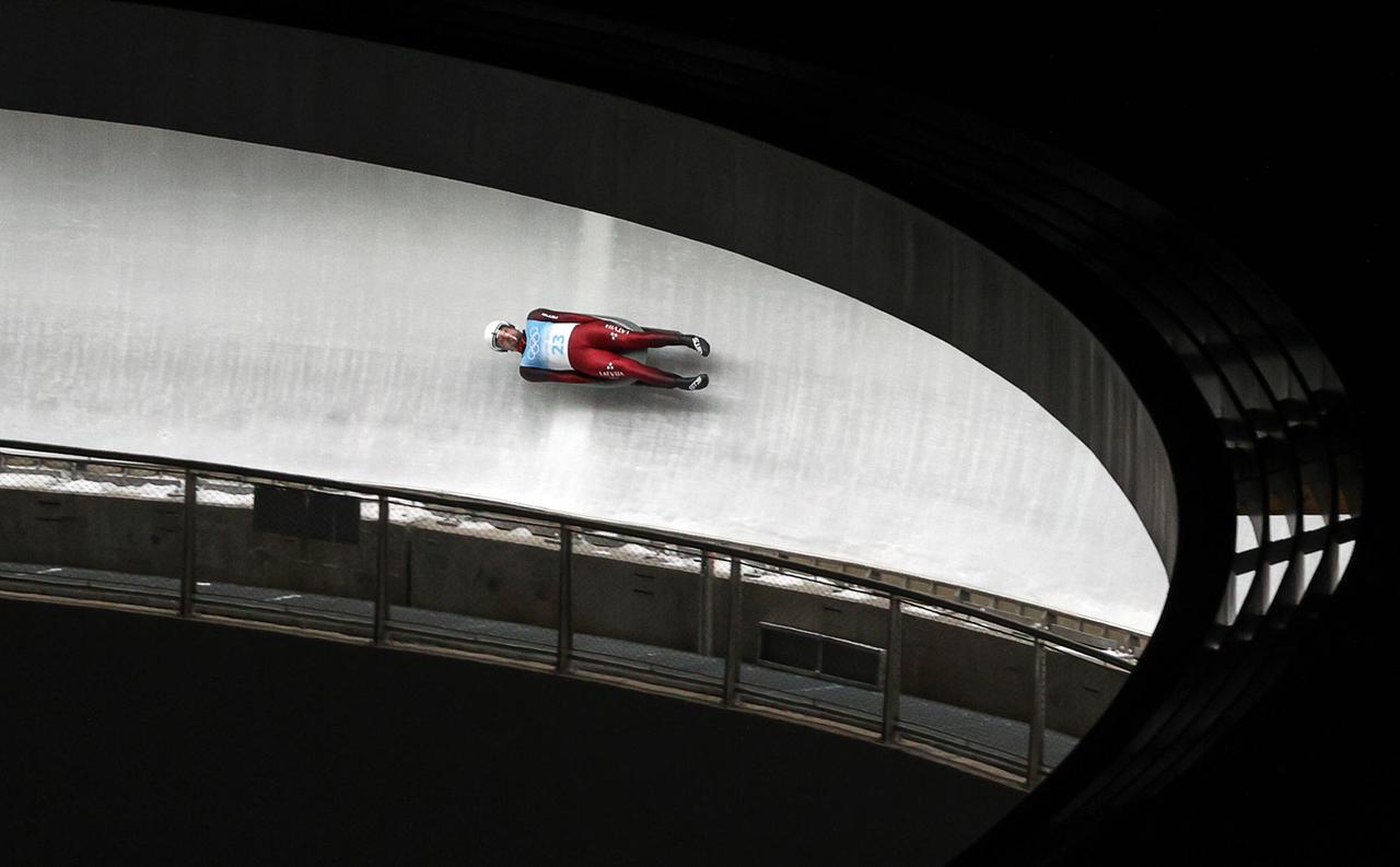 Ein Rodler im Eiskanal bei den Olympischen Winterspielen.