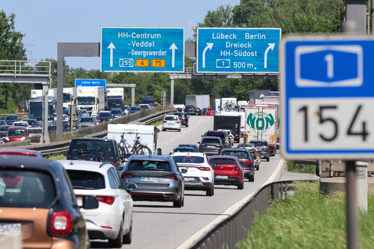 Lange Autoschlangen: Zähfließender bis stockender Verkehr ist im Mai 2024 auf der Autobahn A1 in der Nähe vom Dreieck HH-Südost zu sehen