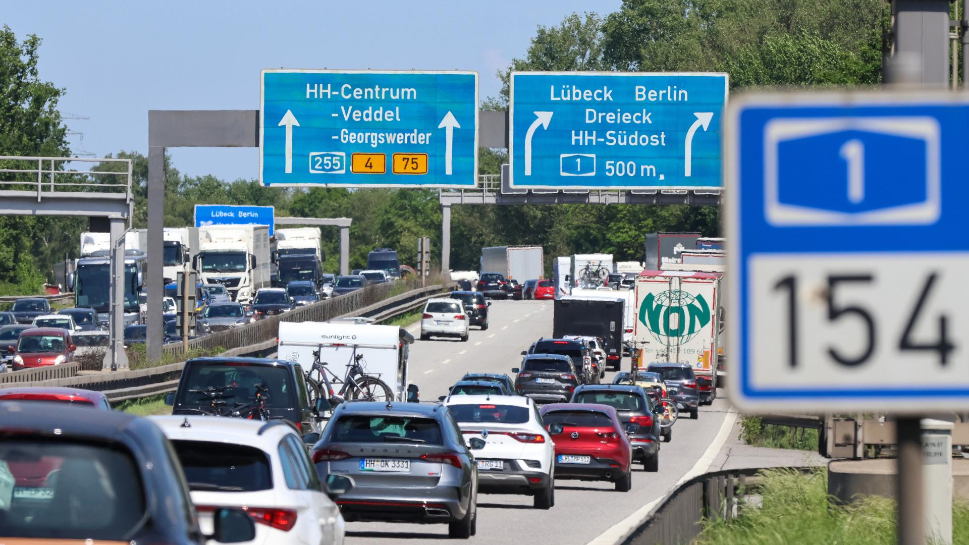 Lange Autoschlangen: Zähfließender bis stockender Verkehr ist im Mai 2024 auf der Autobahn A1 in der Nähe vom Dreieck HH-Südost zu sehen Lange Autoschlangen: Zähfließender bis stockender Verkehr ist im Mai 2024 auf der Autobahn A1 in der Nähe vom Dreieck HH-Südost zu sehen