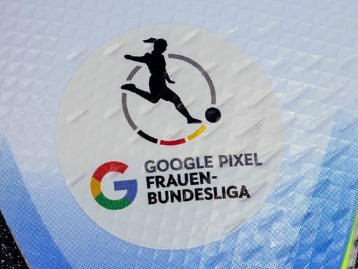Nahaufnahme des Logos der "Googe Pixel Frauen-Bundesliga" auf einem Fußball.