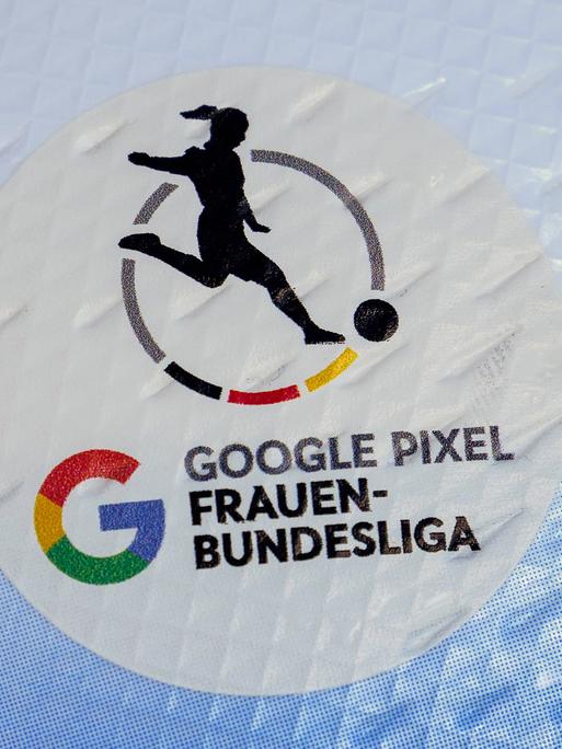 Nahaufnahme des Logos der "Googe Pixel Frauen-Bundesliga" auf einem Fußball.