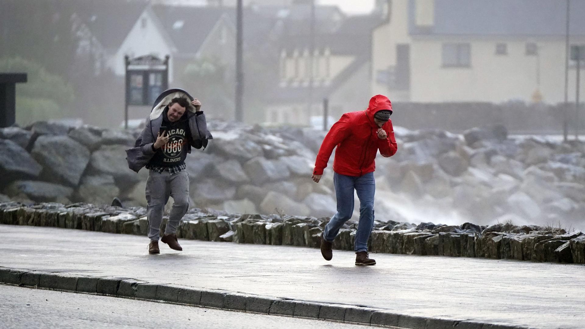 Irland, Salthill: Spaziergänger sind während des Sturms "Isha" in Salthill im Galway county unterwegs. Irland, Salthill: Spaziergänger sind während des Sturms "Isha" in Salthill im Galway county unterwegs.