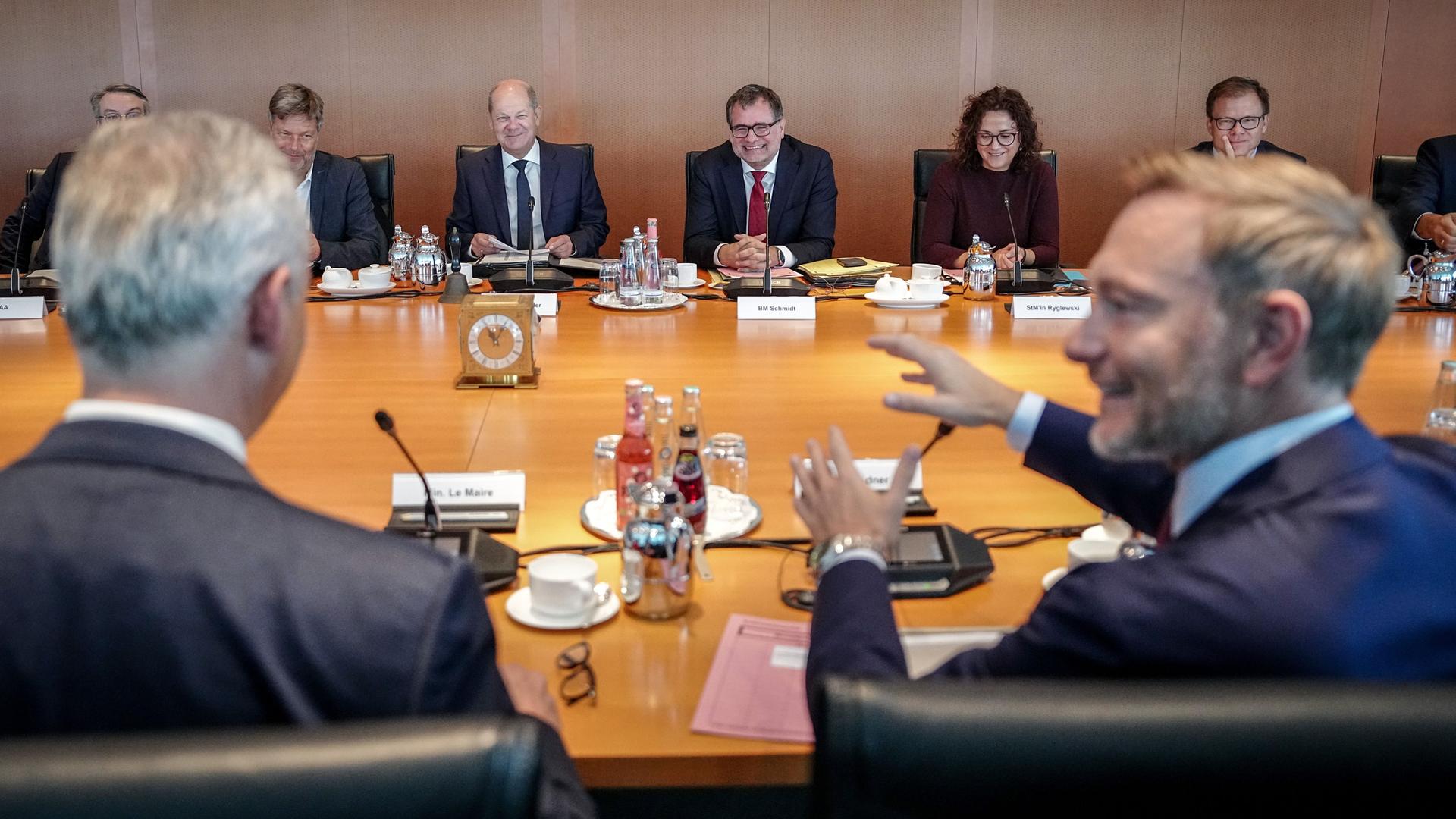 Berlin: Bundeskabinett sitzt an einem runden Tische