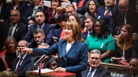 Die britische Finanzministerin Rachel Reeves spricht im Parlament. Sie gestikuliert mit der rechten Hand.