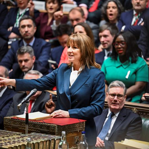Die britische Finanzministerin Rachel Reeves spricht im Parlament. Sie gestikuliert mit der rechten Hand.