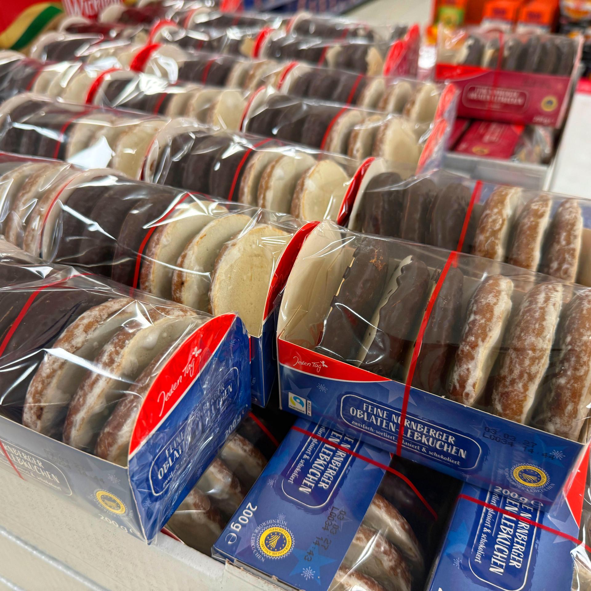 Weihnachts-Produkte in einem Supermarkt