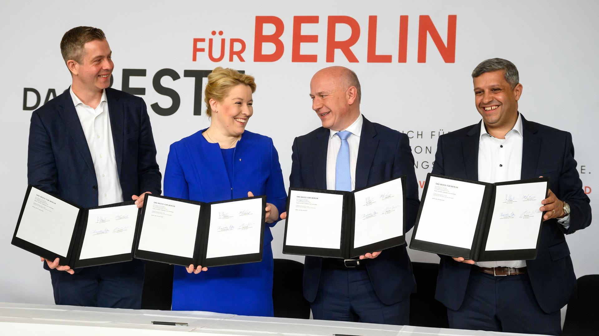 Berlin: Die bisherige Regierende Bürgermeisterin und designierte Berliner Senatorin für Wirtschaft, Energie und Betriebe, Franziska Giffey (2.v.l., SPD), und der designierte Regierende Bürgermeister, Kai Wegner (2.v.r., CDU), zeigen zusammen mit Raed Saleh (r, SPD), Co-Parteivorsitzender der SPD Berlin, und Stefan Evers (l, CDU), Generalsekretär der CDU Berlin und designierter Finanzsenator, den K