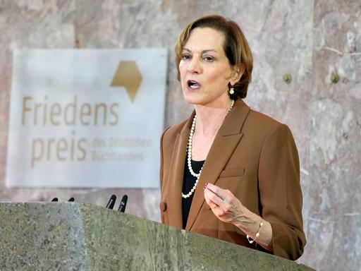 Die US-amerikanische Journalistin und Historikerin Anne Applebaum hält eine Rede anlässlich der Verleihung des Friedenspreises des Deutschen Buchhandels 2024 in der Frankfurter Paulskirche.