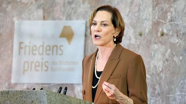 Anne Applebaum steht an einem Pult und hält eine Rede.