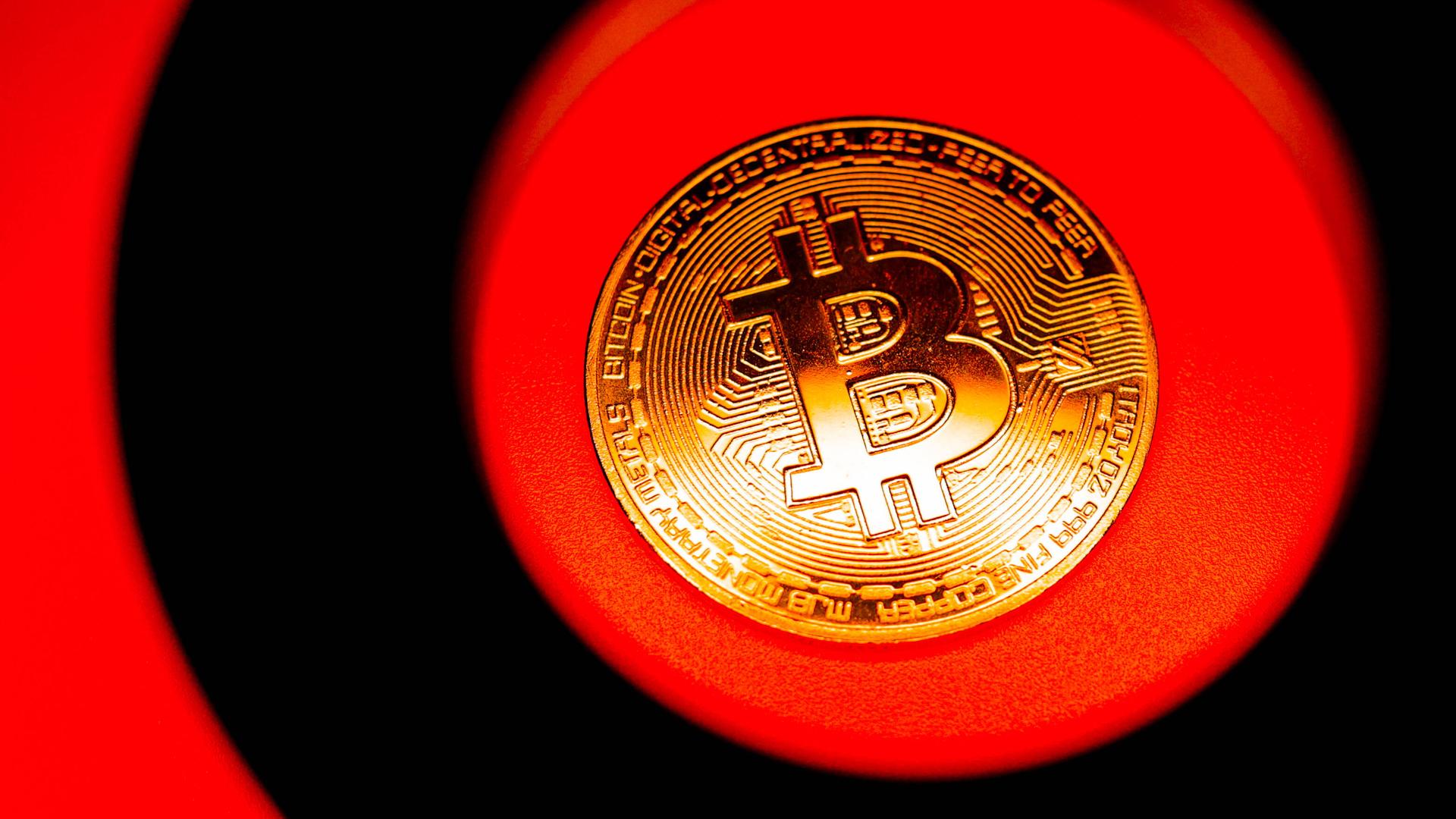 Symbolbild: Bitcoin auf rotem Kreis in Nahaufnahme. 