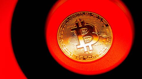 Symbolbild: Bitcoin auf rotem Kreis in Nahaufnahme.