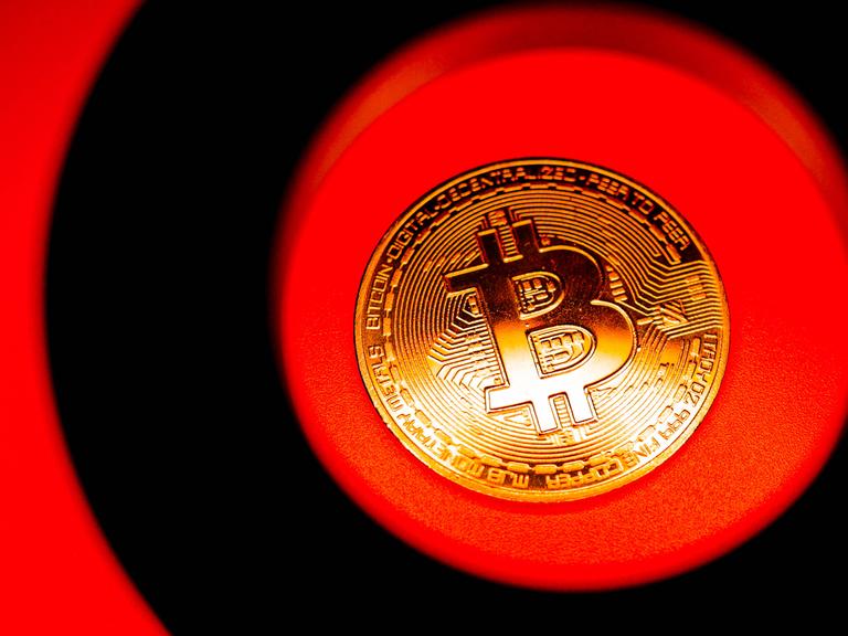 Symbolbild: Bitcoin auf rotem Kreis in Nahaufnahme. 