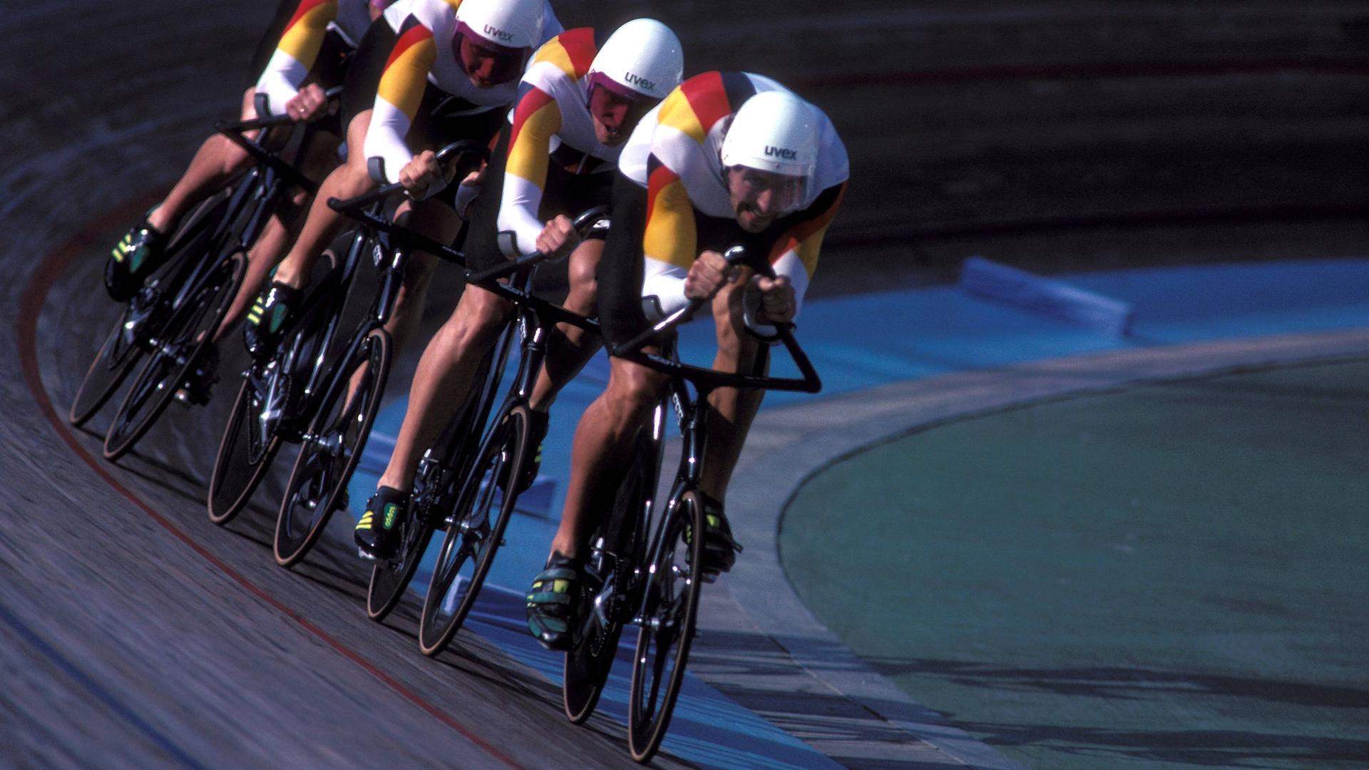 Der deutsche Bahnradvierer gewinnt die Goldmedaille bei den Olympischen Spielen in Barcelona.