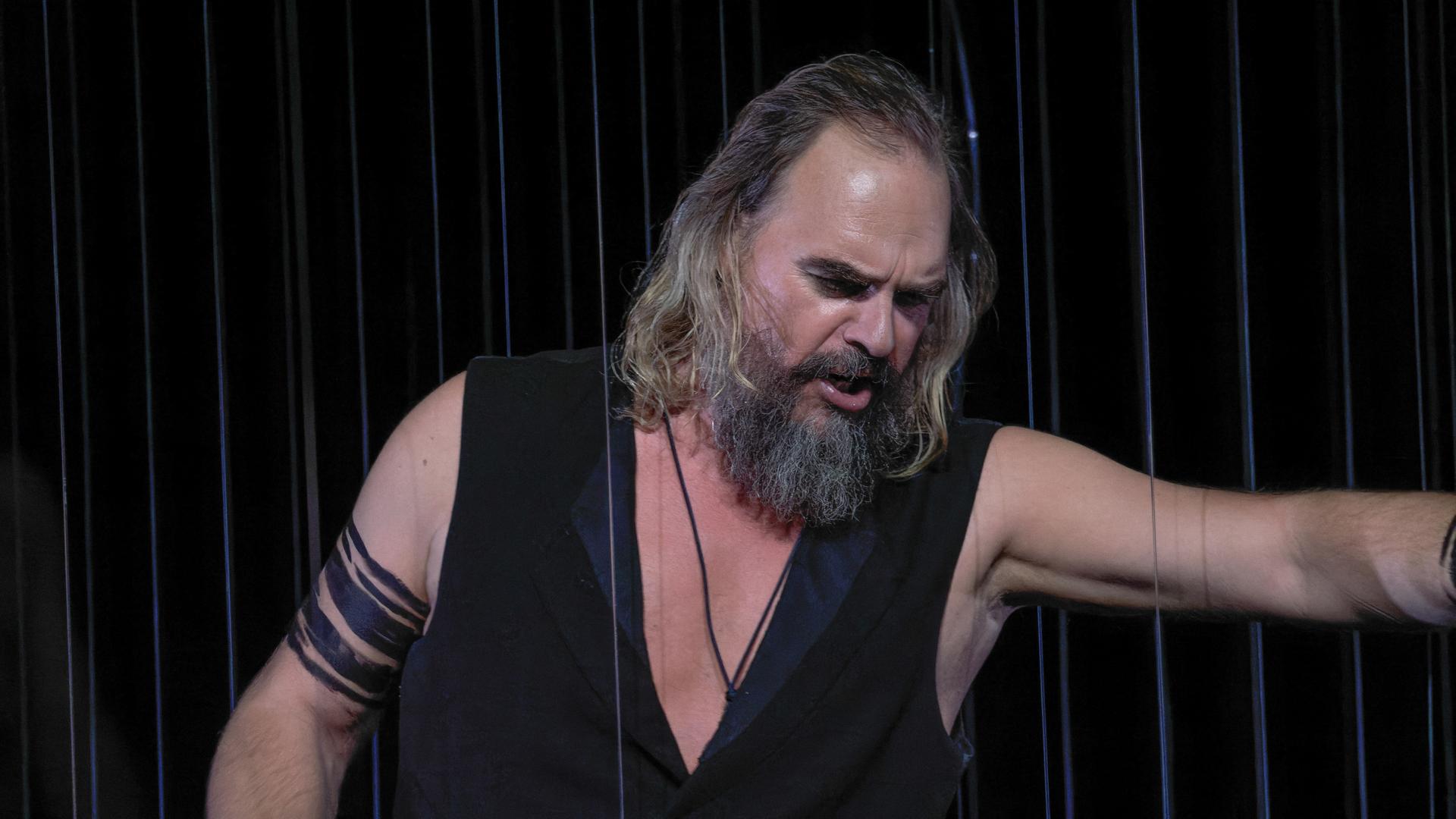 Hamburg, 19. Oktober 2022: Der Bariton Thomas J. Mayer (Der Holländer), bei einer Hauptprobe zur Neuinszenierung von Richard Wagners Oper "Der Fliegende Holländer". Hamburg, 19. Oktober 2022: Der Bariton Thomas J. Mayer (Der Holländer), bei einer Hauptprobe zur Neuinszenierung von Richard Wagners Oper "Der Fliegende Holländer".