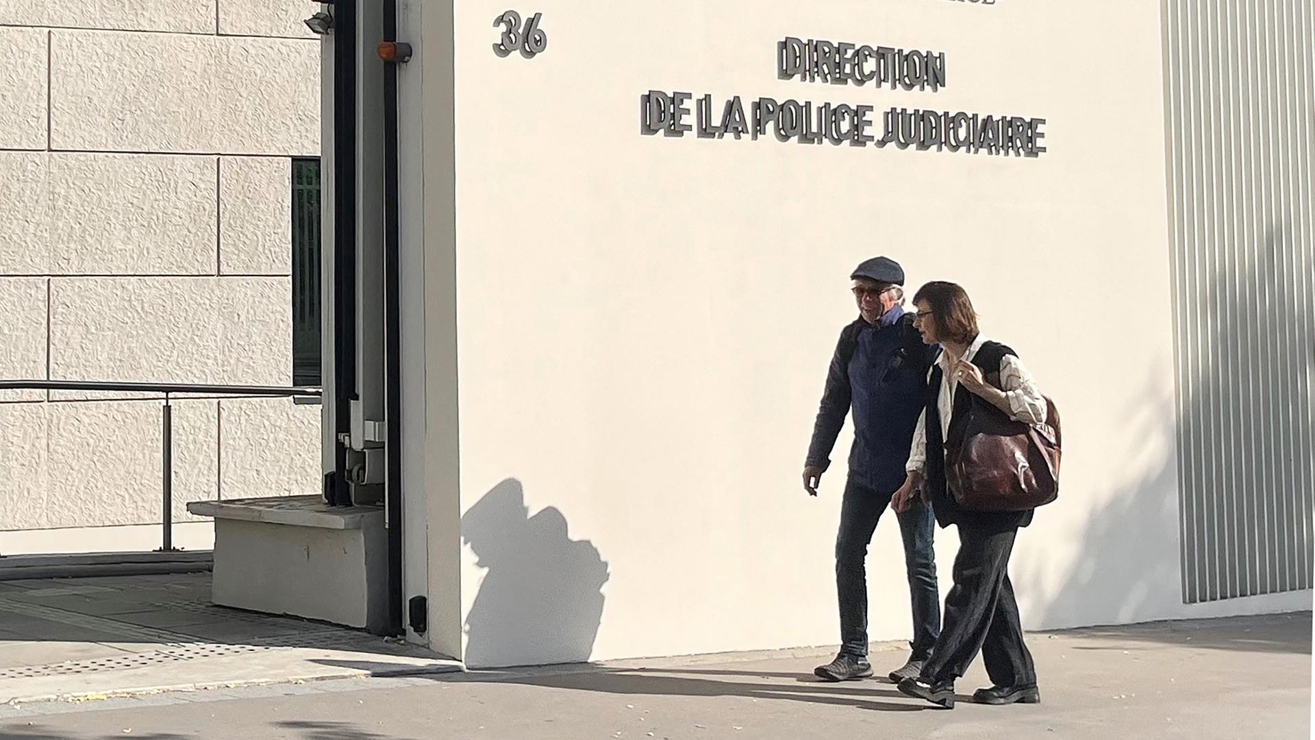 Der französische Regisseur Jacques Doillon kommt zur Befragung ins Polizeipräsidium in Paris.