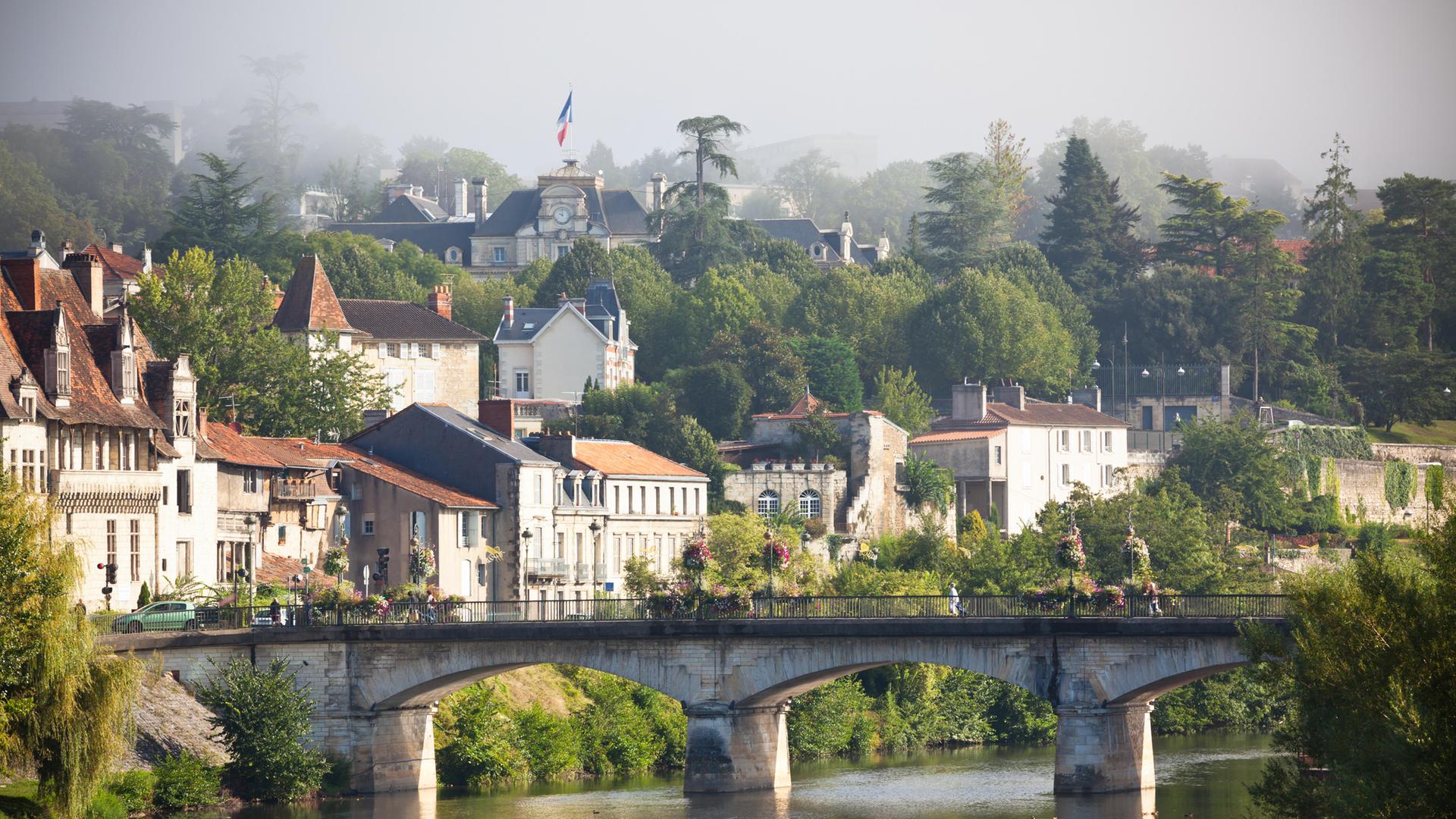 Blick auf eine Stadt im Vézère-Tal in Südfrankreich Blick auf eine Stadt im Vézère-Tal in Südfrankreich