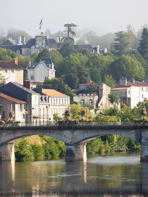 Blick auf eine Stadt im Vézère-Tal in Südfrankreich