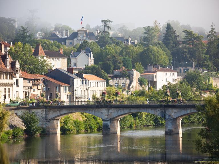 Blick auf eine Stadt im Vézère-Tal in Südfrankreich