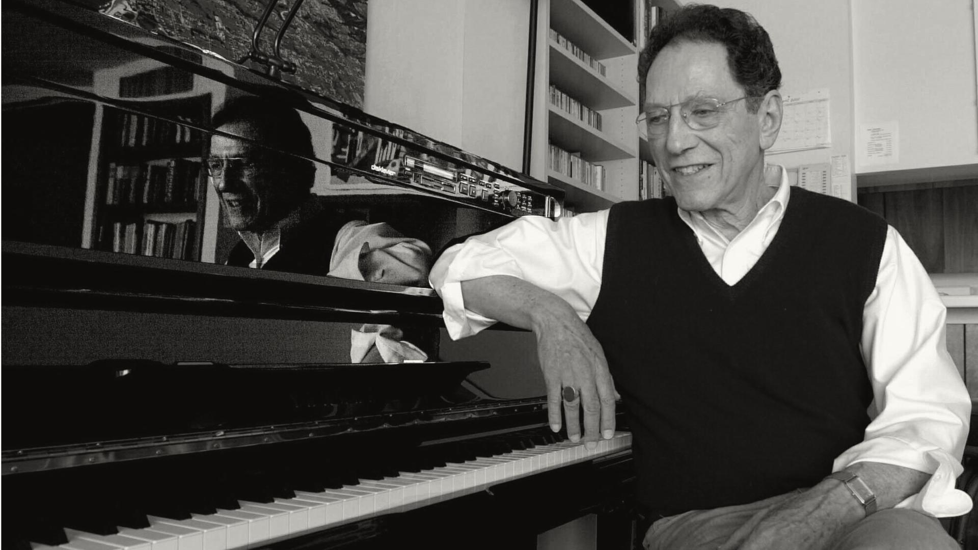 Der Musiker Tom Lehrer sitzt am 21. April 2000 in seinem Haus in Santa Cruz, Kalifornien, neben dem Klavier.