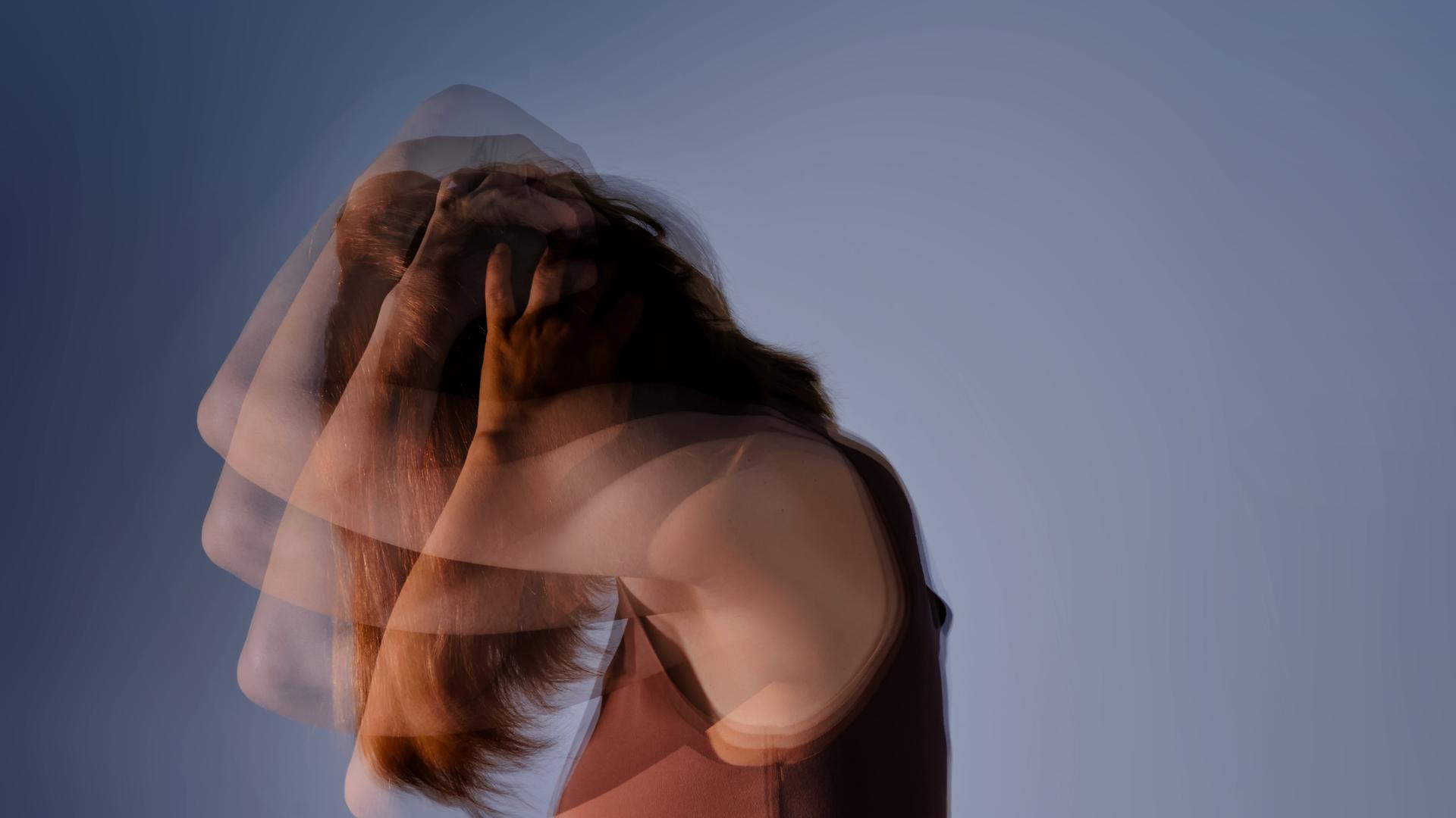 Mehrfache Doppelbelichtung einer Frau, die die Arme hinterm Kopf gekreuzt nach unten schaut.