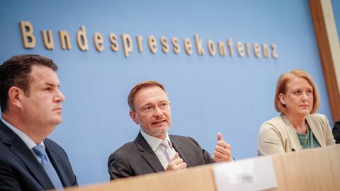 Hubertus Heil (SPD, l-r), Bundesminister für Arbeit und Soziales, Christian Lindner (FDP), Bundesminister der Finanzen, und Lisa Paus (Bündnis 90/Die Grünen), Bundesministerin für Familie, Senioren, Frauen und Jugend, geben Pressekonferenz zur Vorstellung der Einigung der Koalition über die Eckpunkte der Kindergrundsicherung.