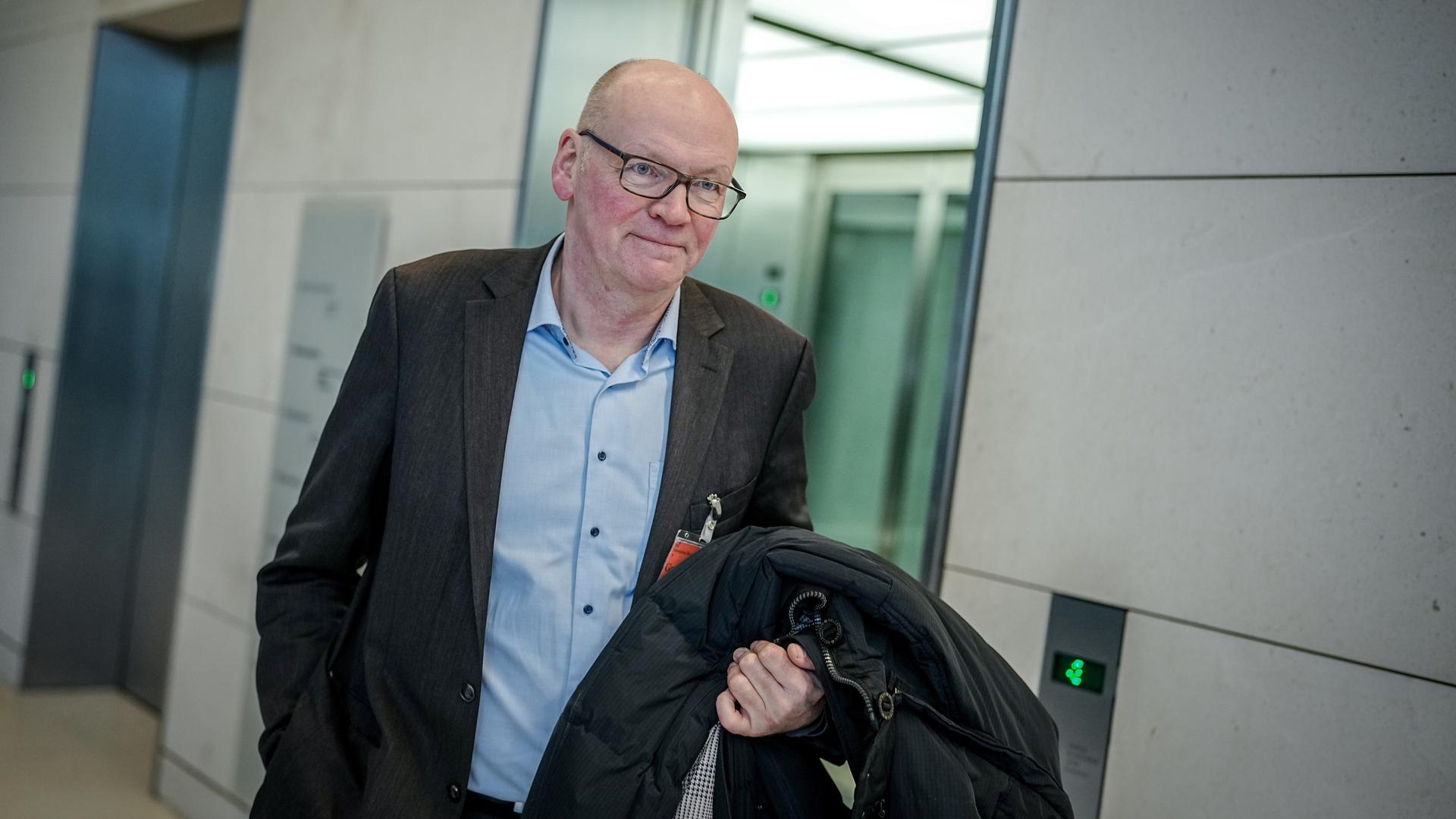 Bernhard Krüsken, Generalsekretär des Deutschen Bauernverbandes, hält einen Mantel über seinem linken Arm. Bernhard Krüsken, Generalsekretär des Deutschen Bauernverbandes, hält einen Mantel über seinem linken Arm.