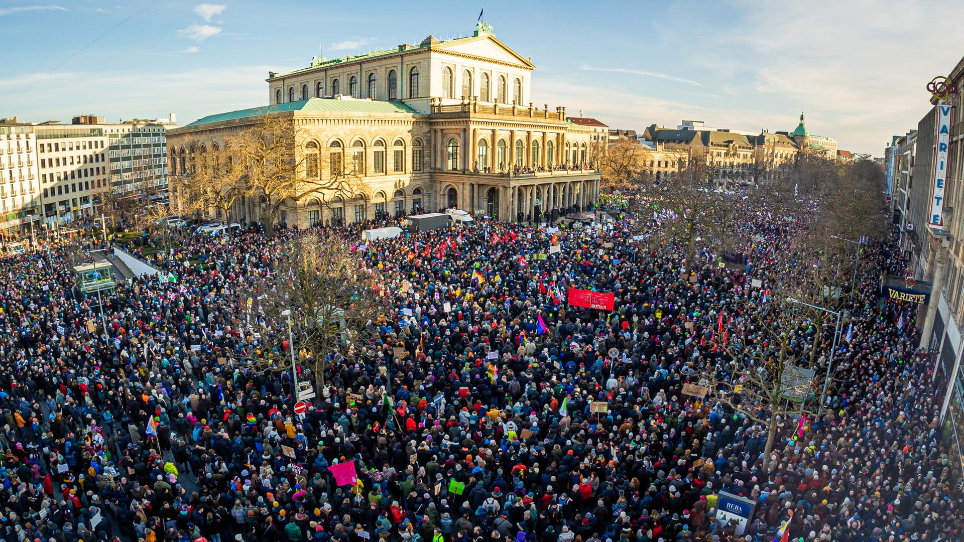 Zahlreiche Menschen nehmen an einer Demonstration in Hannover gegen Rechtsextremismus auf dem Opernplatz teil.