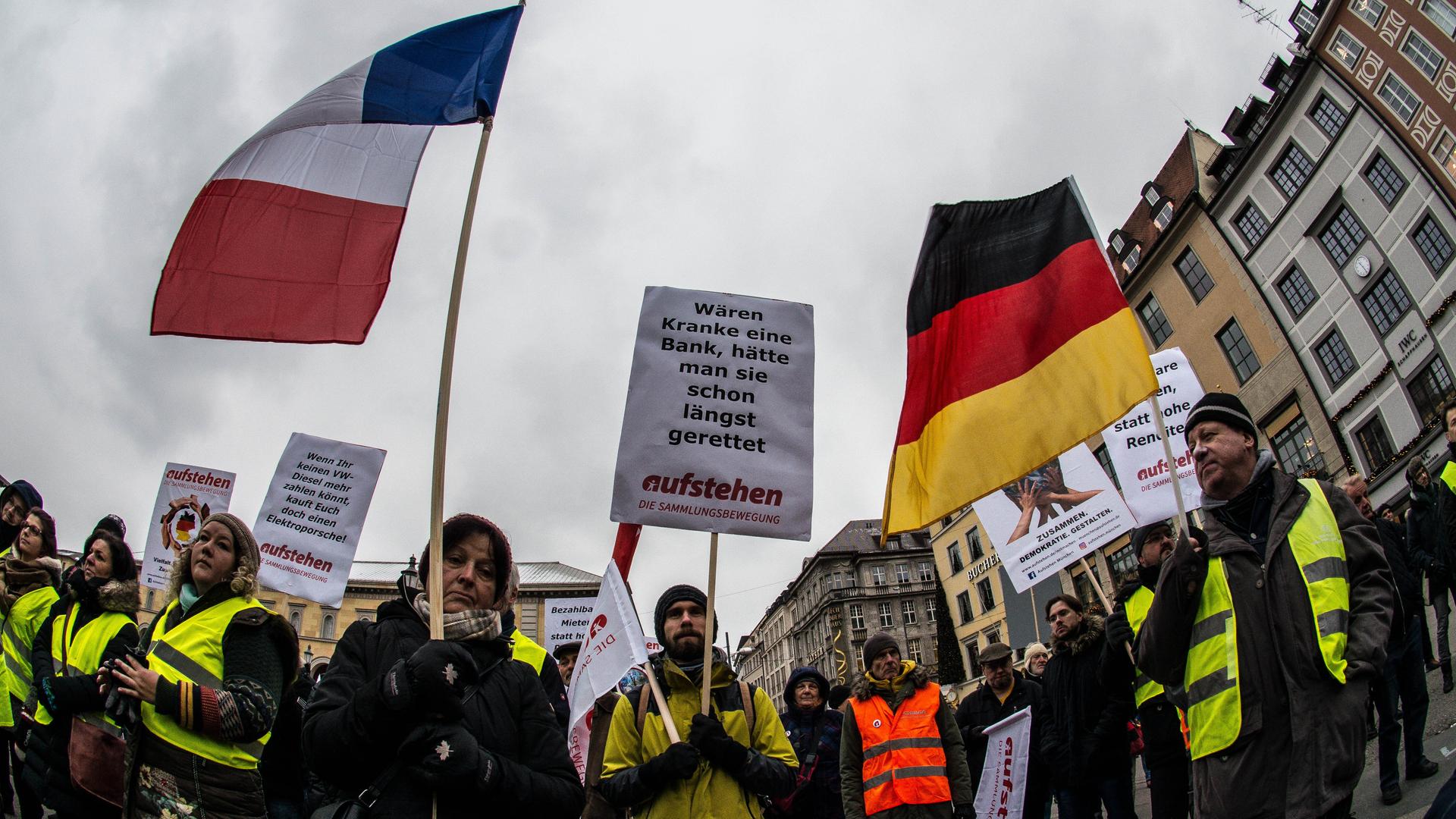 Demonstranten bei einer sogenannten Gelbwesten-Demonstration in München, die ihren Ursprung in Frankreich hat. Auch Rechtsextremisten und Verschwörungstheoretiker sollen unter den Protestierenden sein.