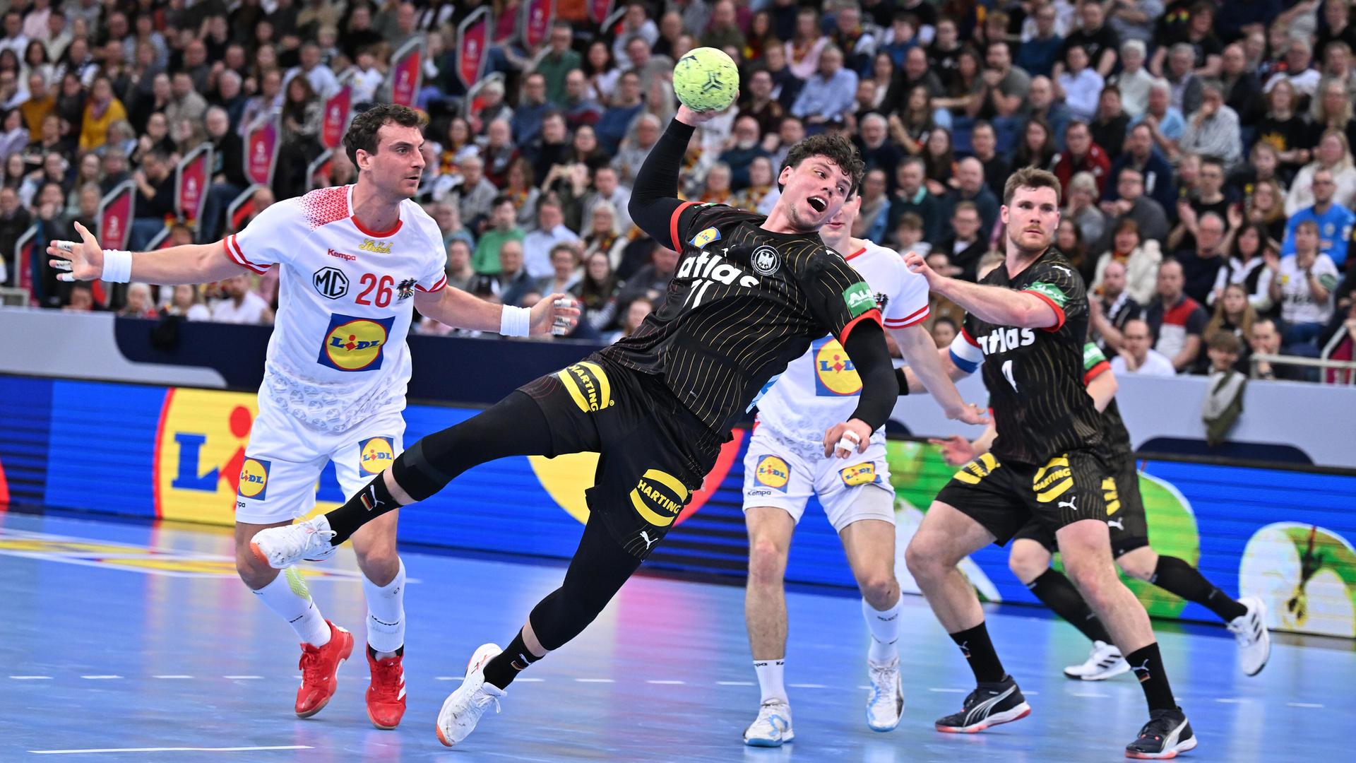 Handball-EM-Qualifikation: Deutschland gegen Österreich; Deutschlands Marko Grgic spielt gegen Oesterreichs Lukas Herburger (l).