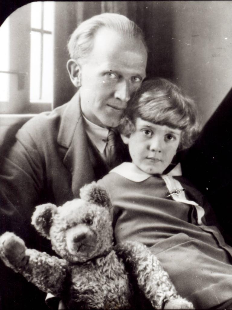 Schwarzweißfoto mit dem Autor A. A. Milne und sein Sohn Christopher Robin sowie die Plüschpuppe Winnie the Pooh.