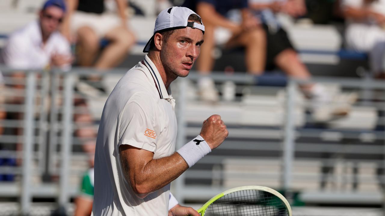 Der deutsche Tennisspieler Jan-Lennard Struff reagiert nach einem Punktgewinn. Er ballt die rechte Faust.