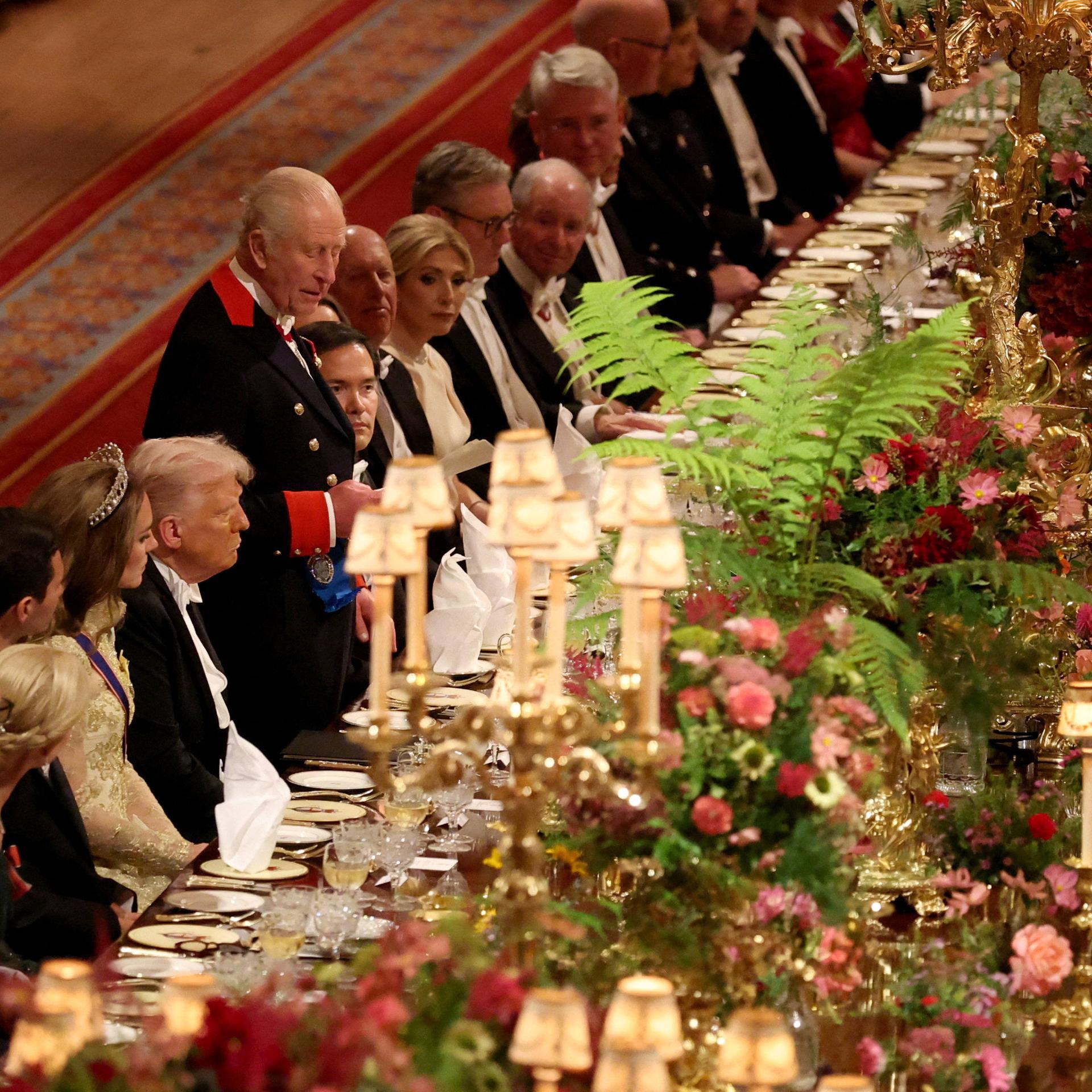 König Charles hält eine Rede beim Staatsbankett auf Schloss Windsor; links neben ihm sitzt US-Präsident Trump.