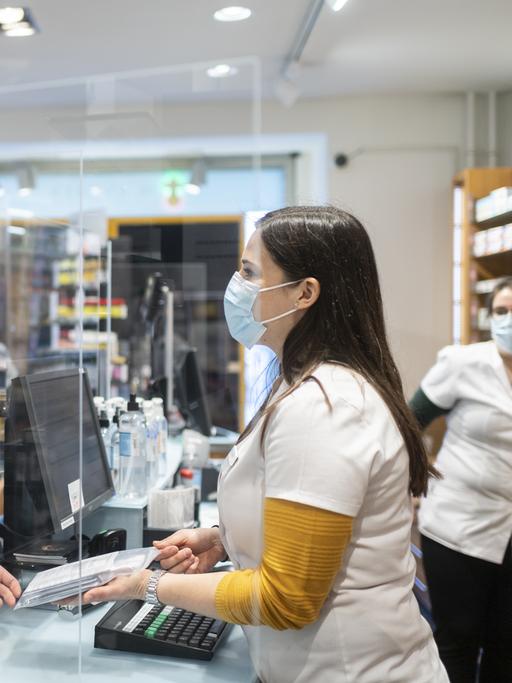 Der Verkaufsraum in einer Apotheke mit Maskenpflicht. 