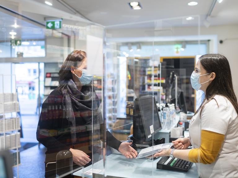 Der Verkaufsraum in einer Apotheke mit Maskenpflicht. 