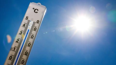 Ein Thermometer, das gegen die Sonne gerichtet ist. Es zeigt 40 Grad. Ein Thermometer, das gegen die Sonne gerichtet ist. Es zeigt 40 Grad.