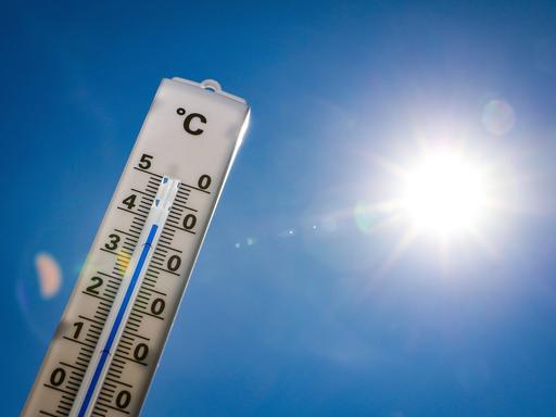 Ein Thermometer, das gegen die Sonne gerichtet ist. Es zeigt 40 Grad. 