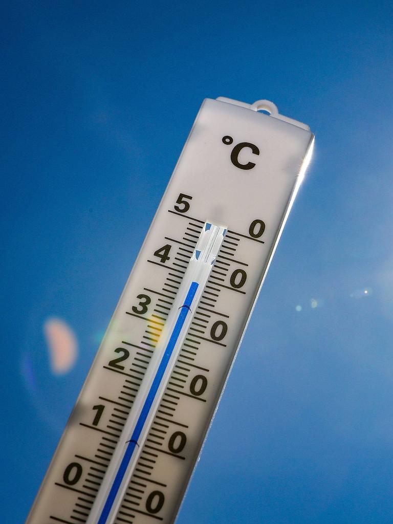 Ein Thermometer, das gegen die Sonne gerichtet ist. Es zeigt 40 Grad. 
