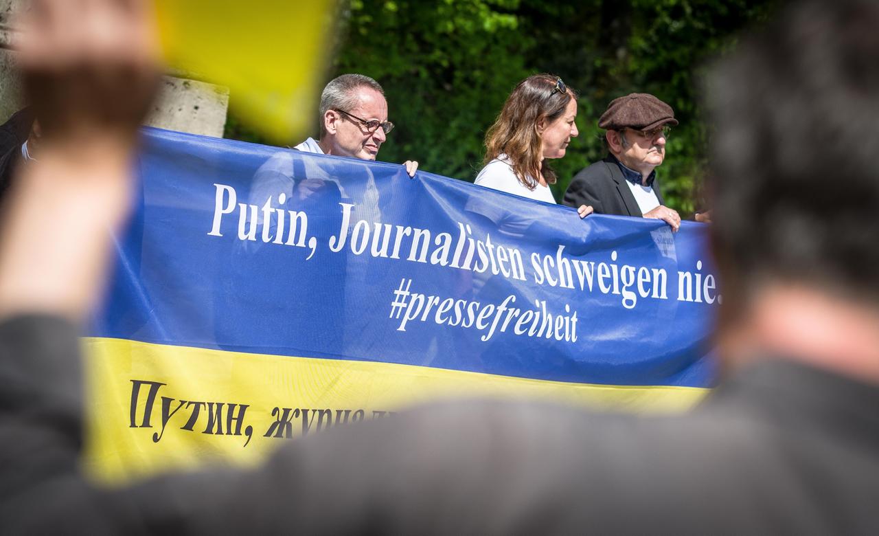 Am Internationalen Tag der Pressefreiheit protestieren Journalistinnen und Journalisten im Mai 2022 in München vor dem russischen Konsulat