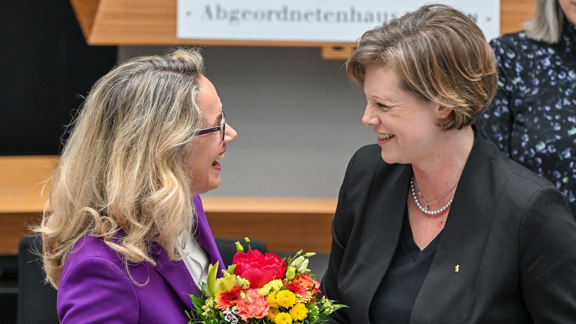 Die neue Berliner Kultursenatorin Sarah Wedl-Wilson (parteilos, l) erhält von Cornelia Seibeld (CDU), Präsidentin des Abgeordnetenhauses von Berlin, Glückwünsche bei Ihrer Vereidigung in der Plenarsitzung im Berliner Abgeordnetenhaus. Die neue Berliner Kultursenatorin Sarah Wedl-Wilson (parteilos, l) erhält von Cornelia Seibeld (CDU), Präsidentin des Abgeordnetenhauses von Berlin, Glückwünsche bei Ihrer Vereidigung in der Plenarsitzung im Berliner Abgeordnetenhaus.