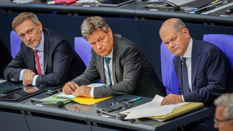Christian Lindner (l-r, FDP), Bundesminister der Finanzen, Robert Habeck (Bündnis 90/Die Grünen), Bundesminister für Wirtschaft und Klimaschutz, und Bundeskanzler Olaf Scholz (SPD) nehmen an einer Sitzung des Bundestags teil.