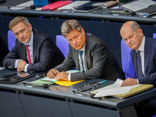Christian Lindner (l-r, FDP), Bundesminister der Finanzen, Robert Habeck (Bündnis 90/Die Grünen), Bundesminister für Wirtschaft und Klimaschutz, und Bundeskanzler Olaf Scholz (SPD) nehmen an einer Sitzung des Bundestags teil.